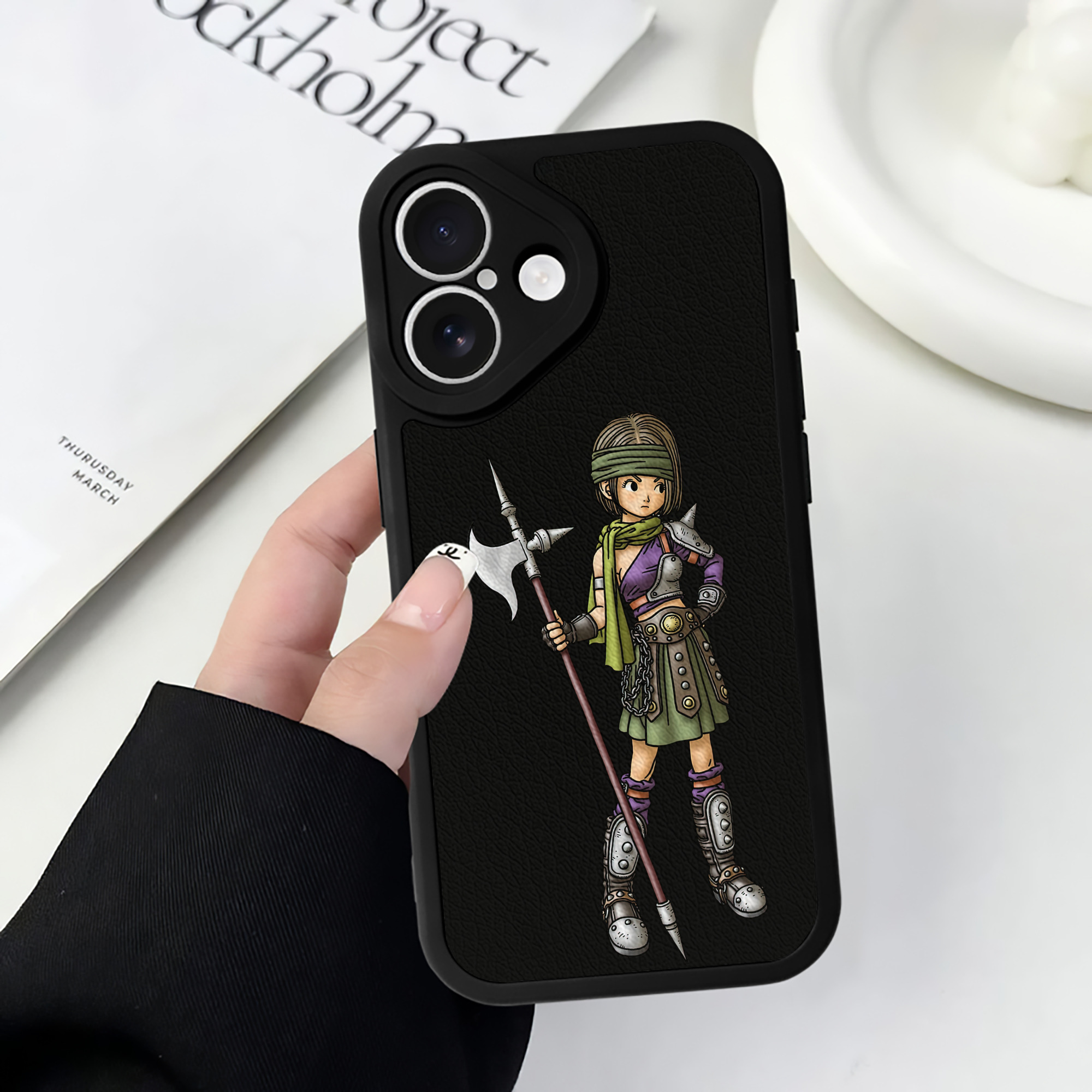 （画像用） ドラゴンクエスト Doragon Kuesuto Dragon Quest 【iPhone 16シリーズ対応】シリコンスマホケース（レザー調） 材質：シリコン